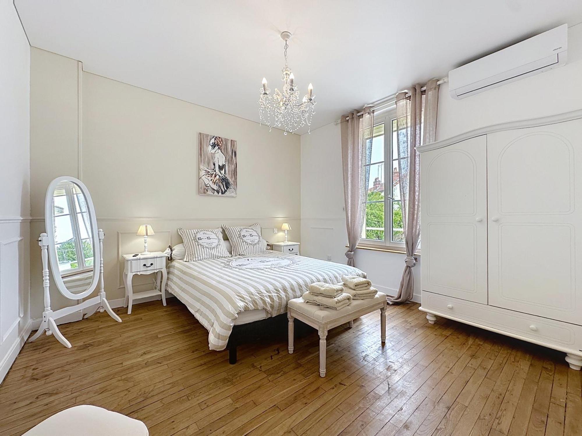 Charmante Maison 2 Chambres Avec Cour Et Jardin Sainte-Savine Luaran gambar